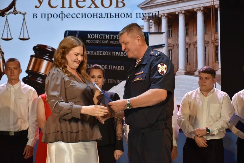 Офицер Росгвардии вручил дипломы выпускникам юридического института Пензенского государственного университета Офицер Росгвардии вручил дипломы выпускникам юридического института Пензенского государственного университета