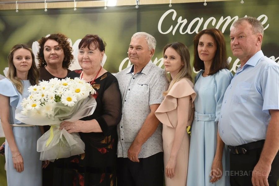 7 июля, в канун Дня семьи, любви и верности, в Пензе на площадке центра культурного развития «Дом офицеров» состоялось торжественное собрание, посвященное чествованию семейных пар региона 7 июля, в канун Дня семьи, любви и верности, в Пензе на площадке центра культурного развития «Дом офицеров» состоялось торжественное собрание, посвященное чествованию семейных пар региона