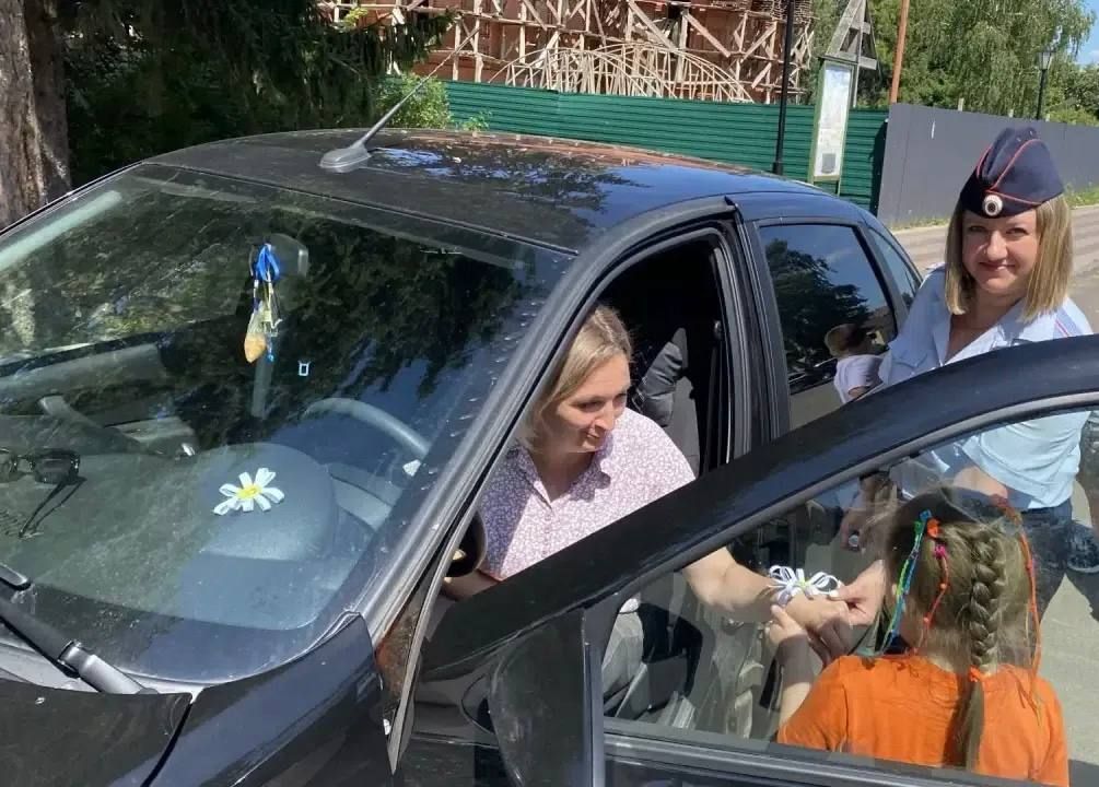 Сотрудники Госавтоинспекции поздравили водителей с Днем семьи, любви и верности Сотрудники Госавтоинспекции поздравили водителей с Днем семьи, любви и верности