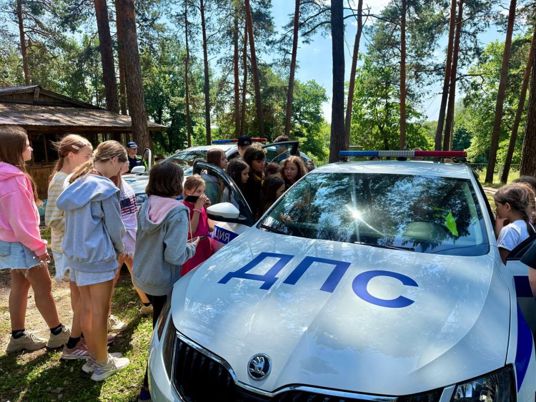 Сотрудники Госавтоинспекции совместно с полицейскими разных подразделений УМВД России по Пензенской области напомнили отдыхающим детского лагеря о безопасном поведении Сотрудники Госавтоинспекции совместно с полицейскими разных подразделений УМВД России по Пензенской области напомнили отдыхающим детского лагеря о безопасном поведении