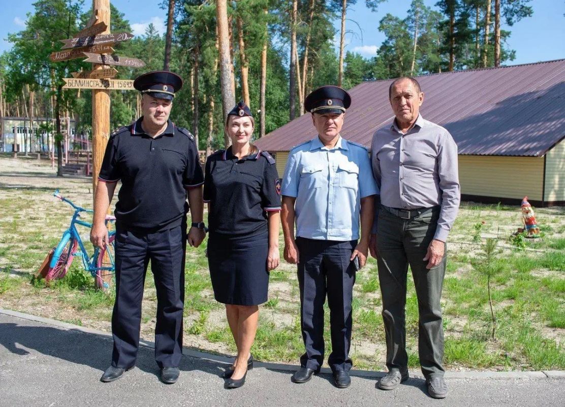В рамках акции «Каникулы с Общественным советом» пензенские полицейские и общественники сыграли в футбол в лагере «Меридиан» В рамках акции «Каникулы с Общественным советом» пензенские полицейские и общественники сыграли в футбол в лагере «Меридиан»