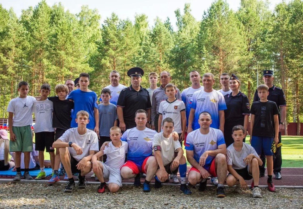 В рамках акции «Каникулы с Общественным советом» пензенские полицейские и общественники сыграли в футбол в лагере «Меридиан» В рамках акции «Каникулы с Общественным советом» пензенские полицейские и общественники сыграли в футбол в лагере «Меридиан»