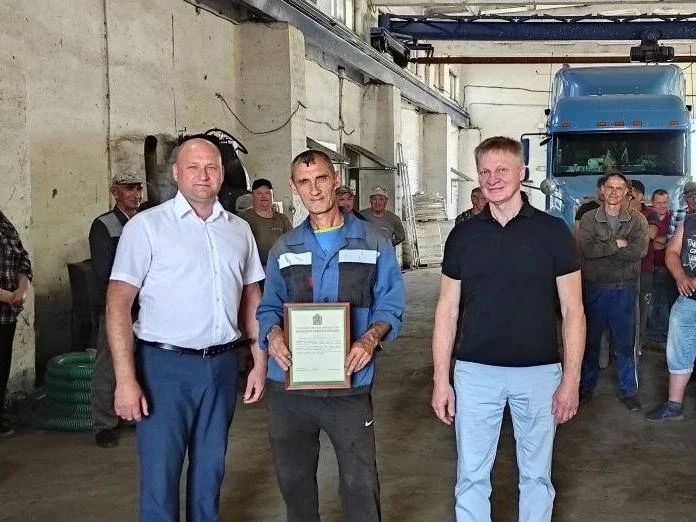 Дмитрий Петров провел рабочую встречу в избирательном округе Дмитрий Петров провел рабочую встречу в избирательном округе