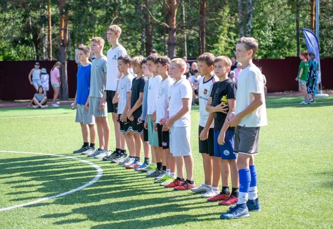 В рамках акции «Каникулы с Общественным советом» пензенские полицейские и общественники сыграли в футбол в лагере «Меридиан» В рамках акции «Каникулы с Общественным советом» пензенские полицейские и общественники сыграли в футбол в лагере «Меридиан»