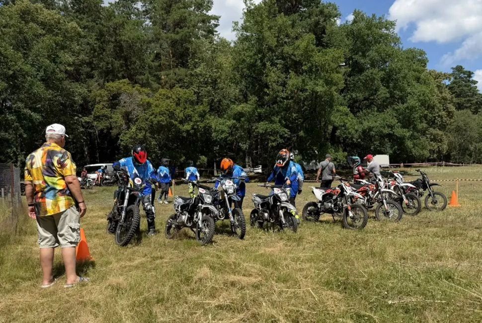 В детском оздоровительном лагере «Луч» города Кузнецка прошел настоящий праздник скорости, смелости и командного духа — показательный заезд и соревнования по мотобиатлону В детском оздоровительном лагере «Луч» города Кузнецка прошел настоящий праздник скорости, смелости и командного духа — показательный заезд и соревнования по мотобиатлону