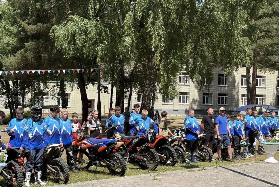 В детском оздоровительном лагере «Луч» города Кузнецка прошел настоящий праздник скорости, смелости и командного духа — показательный заезд и соревнования по мотобиатлону В детском оздоровительном лагере «Луч» города Кузнецка прошел настоящий праздник скорости, смелости и командного духа — показательный заезд и соревнования по мотобиатлону