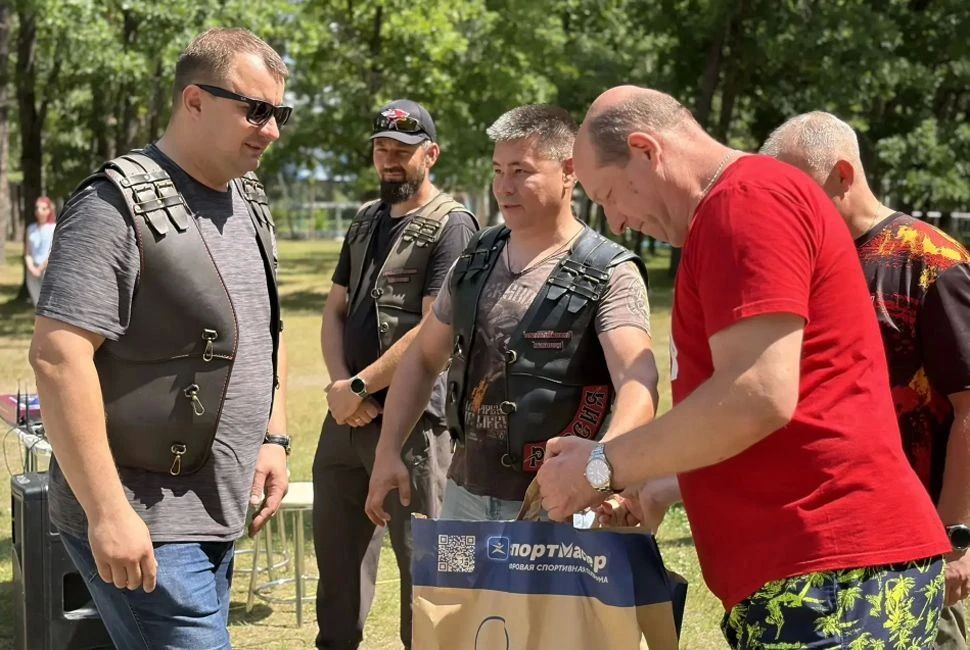 В детском оздоровительном лагере «Луч» города Кузнецка прошел настоящий праздник скорости, смелости и командного духа — показательный заезд и соревнования по мотобиатлону В детском оздоровительном лагере «Луч» города Кузнецка прошел настоящий праздник скорости, смелости и командного духа — показательный заезд и соревнования по мотобиатлону