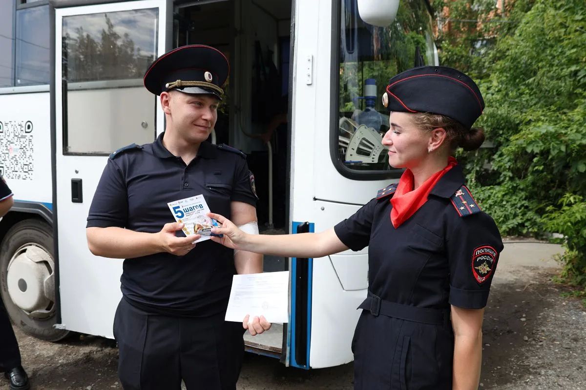 Спасая жизни. Пензенские полицейские вновь приняли участие в ежегодной акции «Донор в погонах» Спасая жизни. Пензенские полицейские вновь приняли участие в ежегодной акции «Донор в погонах»