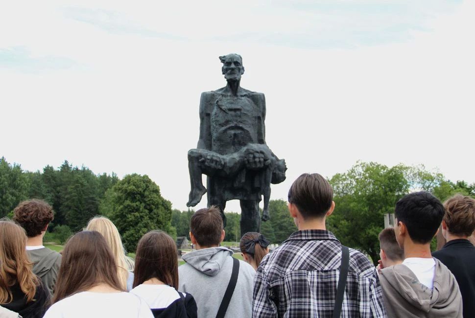 В ходе международной образовательной смены «Квантоград» обучающиеся АНО ДО «Кванториум НЭЛ» совершили поездку по местам памяти и скорби Республики Беларусь В ходе международной образовательной смены «Квантоград» обучающиеся АНО ДО «Кванториум НЭЛ» совершили поездку по местам памяти и скорби Республики Беларусь