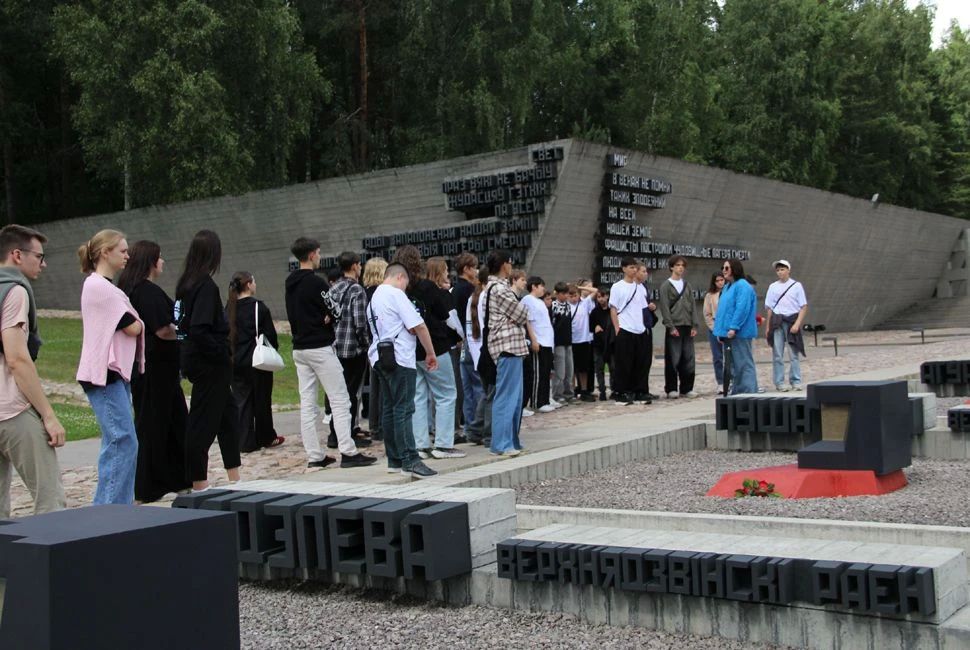 В ходе международной образовательной смены «Квантоград» обучающиеся АНО ДО «Кванториум НЭЛ» совершили поездку по местам памяти и скорби Республики Беларусь В ходе международной образовательной смены «Квантоград» обучающиеся АНО ДО «Кванториум НЭЛ» совершили поездку по местам памяти и скорби Республики Беларусь
