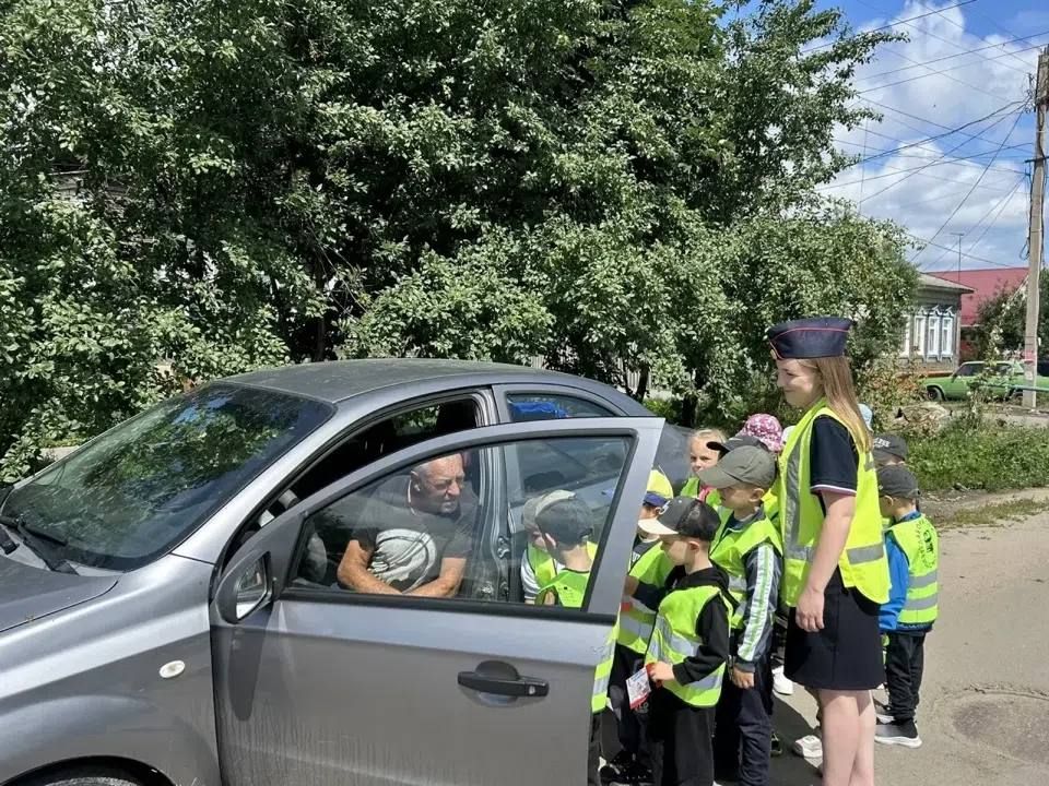В городе Кузнецке сотрудники Госавтоинспекции провели акцию под названием «Безопасность на дорогах - дело каждого!» В городе Кузнецке сотрудники Госавтоинспекции провели акцию под названием «Безопасность на дорогах - дело каждого!»