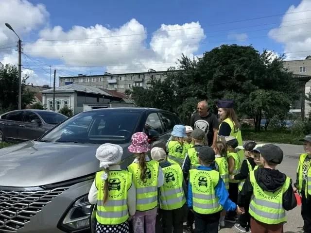 В городе Кузнецке сотрудники Госавтоинспекции провели акцию под названием «Безопасность на дорогах - дело каждого!» В городе Кузнецке сотрудники Госавтоинспекции провели акцию под названием «Безопасность на дорогах - дело каждого!»