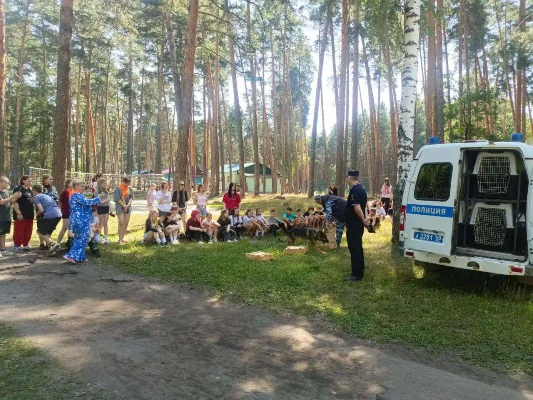 Пензенские полицейские и общественники провели для детей профилактическое мероприятие в рамках акции «Каникулы с Общественным советом» Пензенские полицейские и общественники провели для детей профилактическое мероприятие в рамках акции «Каникулы с Общественным советом»