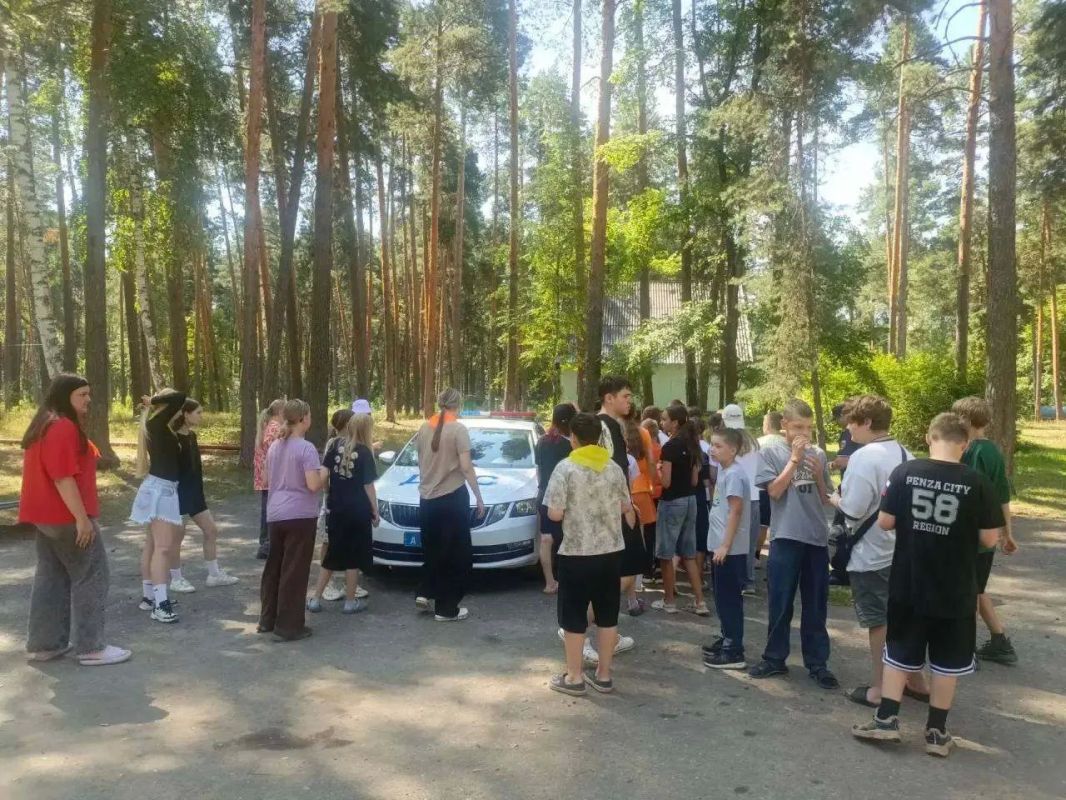 Пензенские полицейские и общественники провели для детей профилактическое мероприятие в рамках акции «Каникулы с Общественным советом» Пензенские полицейские и общественники провели для детей профилактическое мероприятие в рамках акции «Каникулы с Общественным советом»