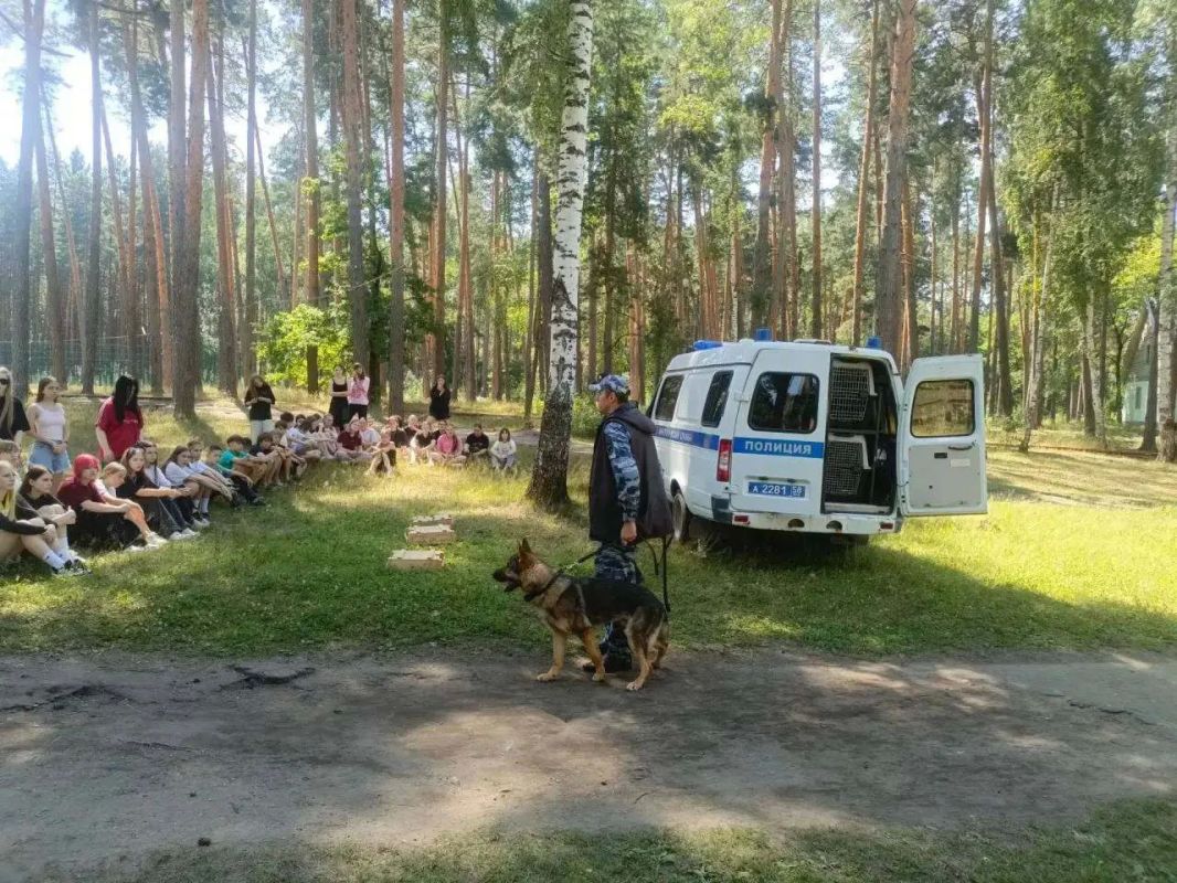 Пензенские полицейские и общественники провели для детей профилактическое мероприятие в рамках акции «Каникулы с Общественным советом» Пензенские полицейские и общественники провели для детей профилактическое мероприятие в рамках акции «Каникулы с Общественным советом»