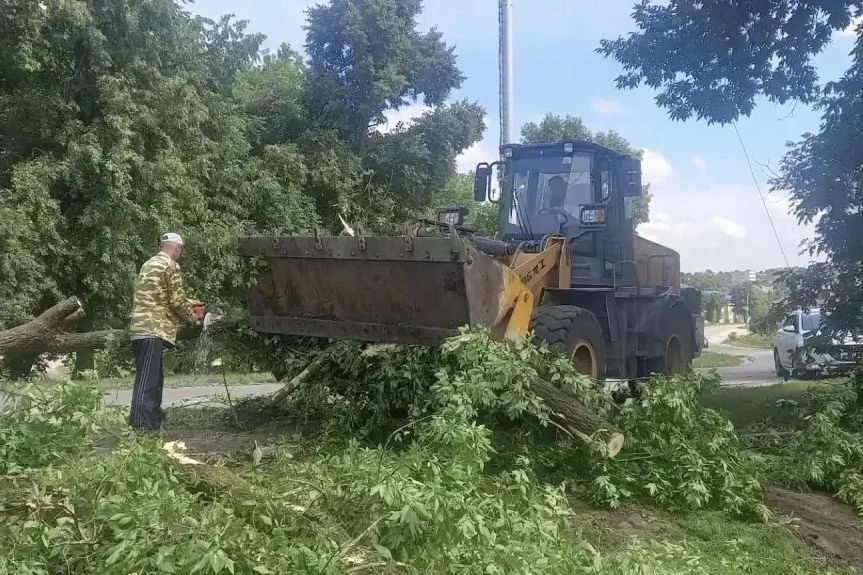 В Нижнеломовском районе ликвидируют последствия вчерашней непогоды В Нижнеломовском районе ликвидируют последствия вчерашней непогоды