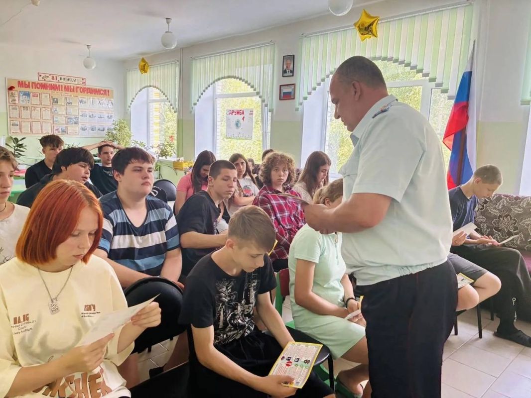 Сотрудники Госавтоинспекции Камешкирского района в детском лагере труда и отдыха напомнили детям о безопасном поведении на дороге в летний период Сотрудники Госавтоинспекции Камешкирского района в детском лагере труда и отдыха напомнили детям о безопасном поведении на дороге в летний период