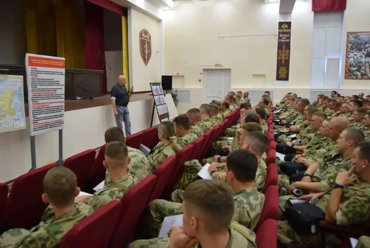 В год 10-летия ведомства и 215-й годовщины войск правопорядка в воинской части Росгвардии в Заречном Пензенской области состоялась лекция в рамках проекта Российского общества «Знание», посвященная развитию критического... В год 10-летия ведомства и 215-й годовщины войск правопорядка в воинской части Росгвардии в Заречном Пензенской области состоялась лекция в рамках проекта Российского общества «Знание», посвященная развитию критического...
