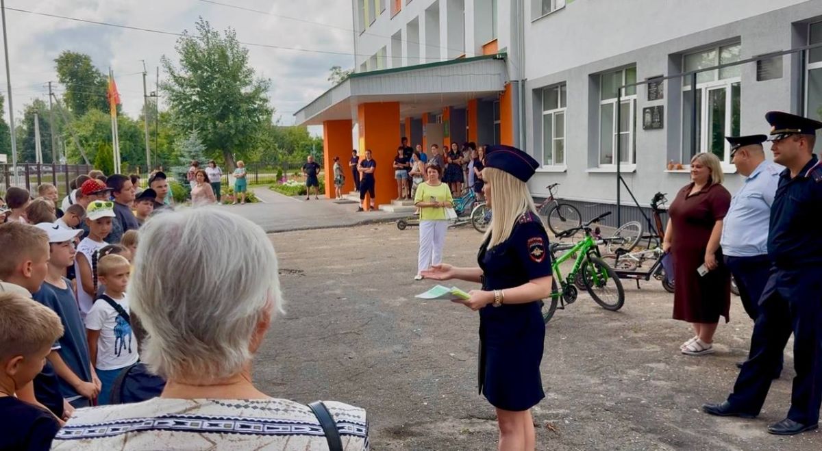 В Земетчинском районе полицейские разъяснили участникам дорожного движения ключевые правила поведения на проезжей части В Земетчинском районе полицейские разъяснили участникам дорожного движения ключевые правила поведения на проезжей части