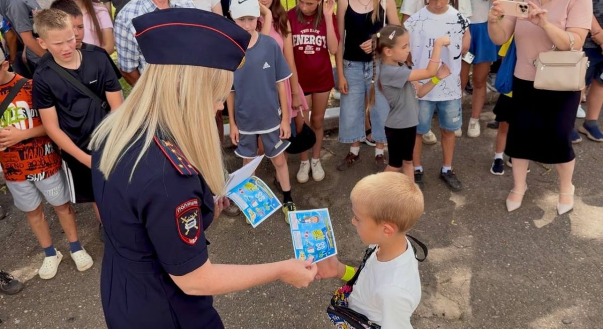 В Земетчинском районе полицейские разъяснили участникам дорожного движения ключевые правила поведения на проезжей части В Земетчинском районе полицейские разъяснили участникам дорожного движения ключевые правила поведения на проезжей части