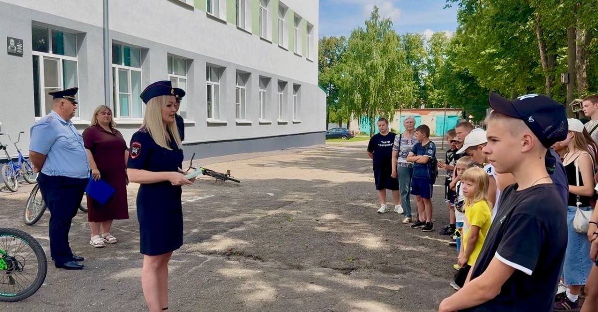 В Земетчинском районе полицейские разъяснили участникам дорожного движения ключевые правила поведения на проезжей части В Земетчинском районе полицейские разъяснили участникам дорожного движения ключевые правила поведения на проезжей части