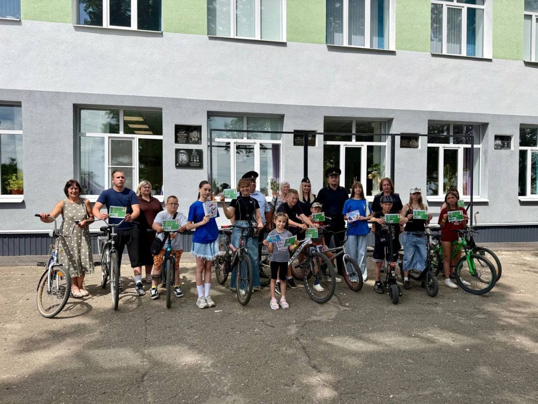 В Земетчинском районе полицейские разъяснили участникам дорожного движения ключевые правила поведения на проезжей части В Земетчинском районе полицейские разъяснили участникам дорожного движения ключевые правила поведения на проезжей части