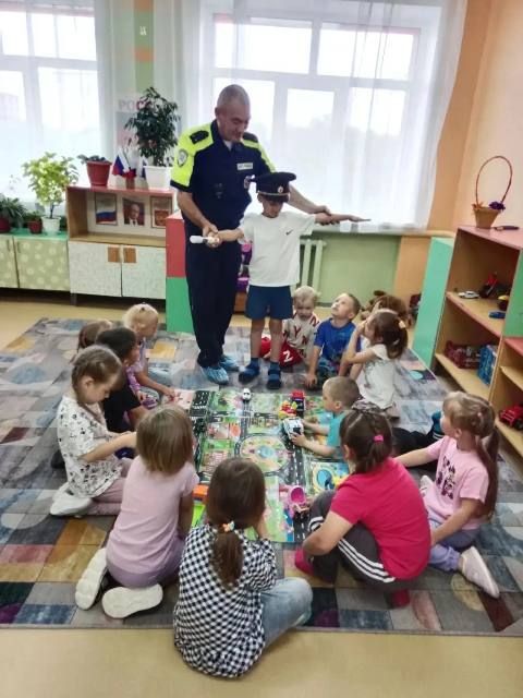 Правила дорожные детям знать положено» акция под таким названием прошла в детском саду №1 р.п.Тамала Правила дорожные детям знать положено» акция под таким названием прошла в детском саду №1 р.п.Тамала