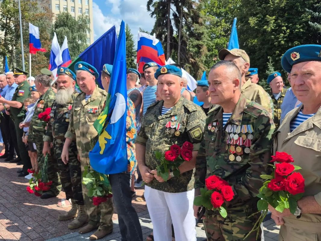 Валерий Лидин поздравил пензенских десантников с Днем ВДВ Валерий Лидин поздравил пензенских десантников с Днем ВДВ