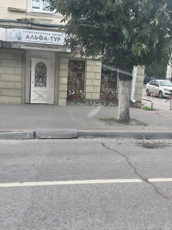 На улице М. Горького от в. Володарского до Кирова больше месяца назад заменили бордюр, а ямы вдоль новых бордюров оставили, сообщает жительница Пензы На улице М. Горького от в. Володарского до Кирова больше месяца назад заменили бордюр, а ямы вдоль новых бордюров оставили, сообщает жительница Пензы