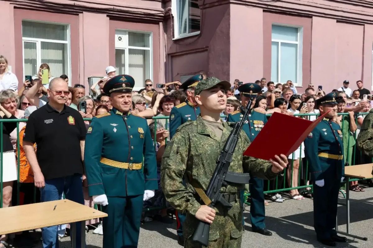 Олег Мельниченко: В учебном центре Пензенского артиллерийского инженерного института присягнули на верность Родине 310 молодых солдат из 12 регионов нашей страны Олег Мельниченко: В учебном центре Пензенского артиллерийского инженерного института присягнули на верность Родине 310 молодых солдат из 12 регионов нашей страны