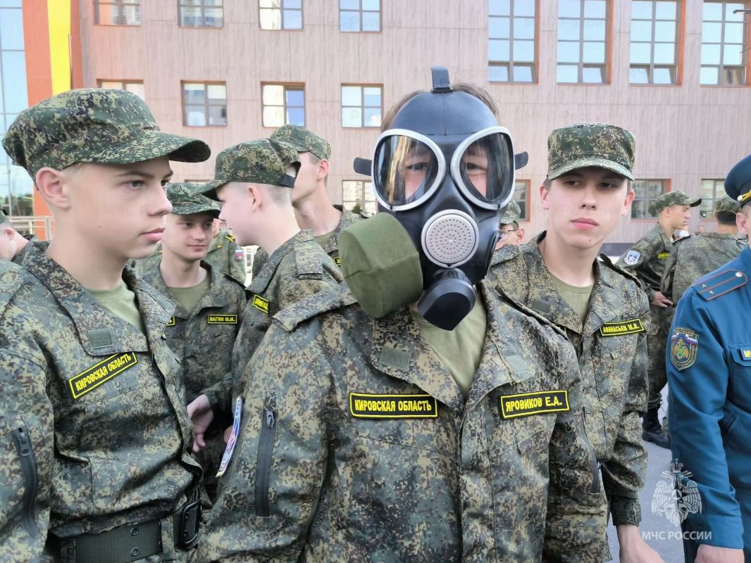 Сотрудники МЧС России познакомили с профессией пожарного участников военно-патриотических сборов Сотрудники МЧС России познакомили с профессией пожарного участников военно-патриотических сборов