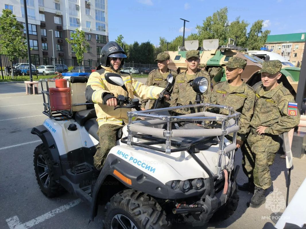Сотрудники МЧС России познакомили с профессией пожарного участников военно-патриотических сборов Сотрудники МЧС России познакомили с профессией пожарного участников военно-патриотических сборов