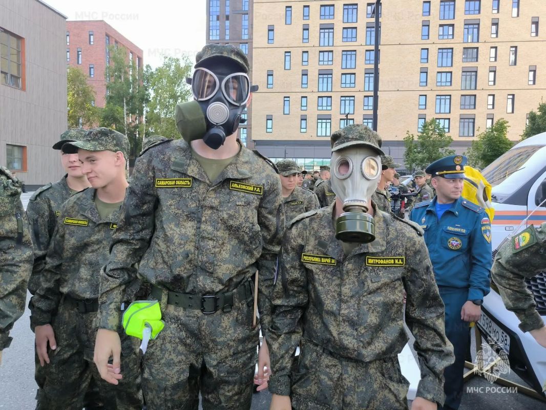Сотрудники МЧС России познакомили с профессией пожарного участников военно-патриотических сборов Сотрудники МЧС России познакомили с профессией пожарного участников военно-патриотических сборов