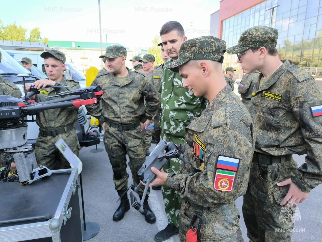 Сотрудники МЧС России познакомили с профессией пожарного участников военно-патриотических сборов Сотрудники МЧС России познакомили с профессией пожарного участников военно-патриотических сборов