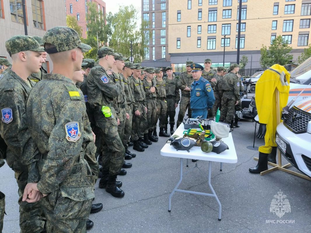 Сотрудники МЧС России познакомили с профессией пожарного участников военно-патриотических сборов Сотрудники МЧС России познакомили с профессией пожарного участников военно-патриотических сборов