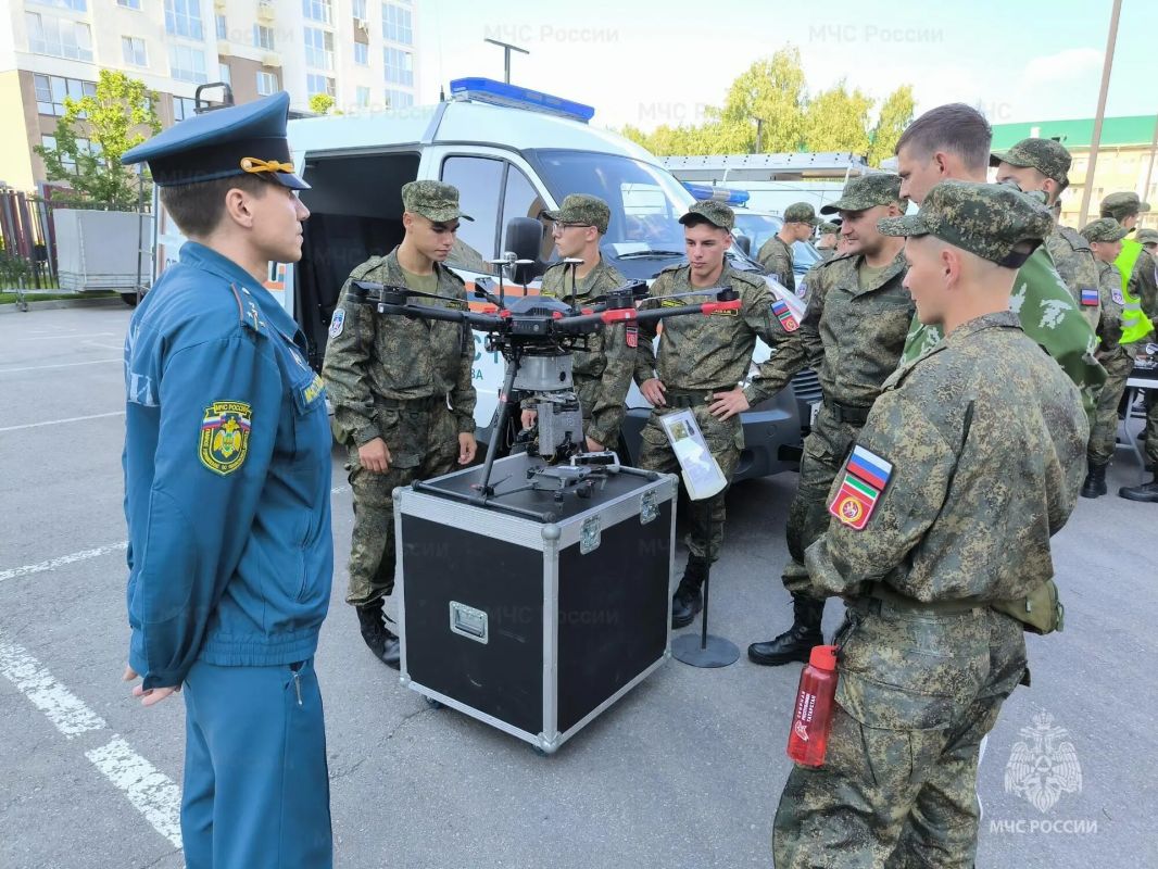 Сотрудники МЧС России познакомили с профессией пожарного участников военно-патриотических сборов Сотрудники МЧС России познакомили с профессией пожарного участников военно-патриотических сборов