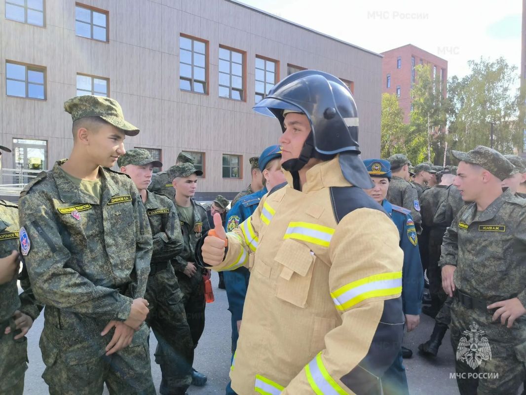 Сотрудники МЧС России познакомили с профессией пожарного участников военно-патриотических сборов Сотрудники МЧС России познакомили с профессией пожарного участников военно-патриотических сборов