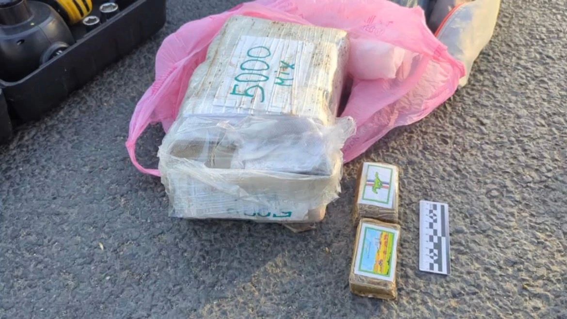На трассе под Пензой полицейские перехватили наркокурьера, перевозившего около 5 кг гашиша На трассе под Пензой полицейские перехватили наркокурьера, перевозившего около 5 кг гашиша