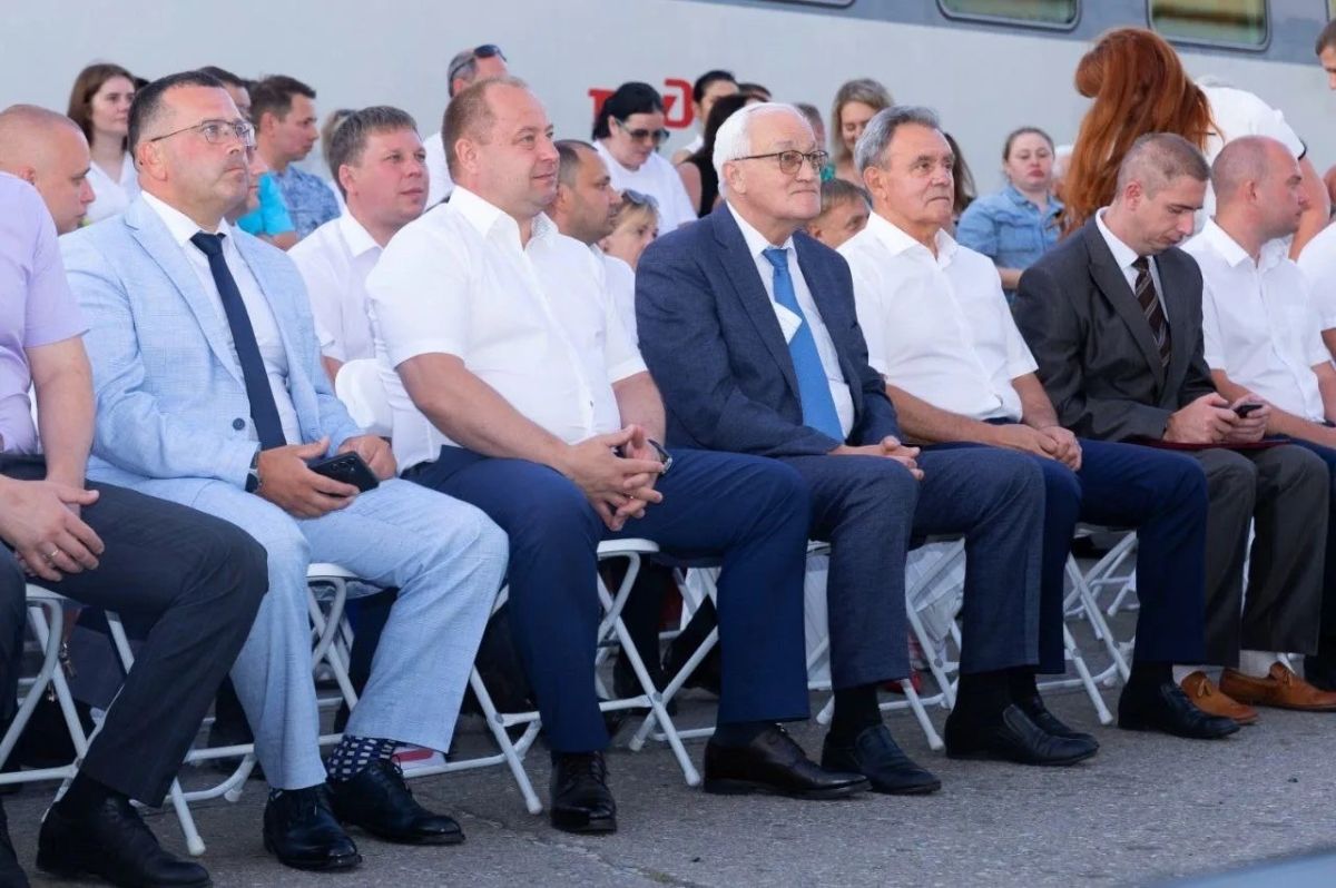 Валерий Лидин принял участие в праздновании юбилея фирменного поезда «Сура» Валерий Лидин принял участие в праздновании юбилея фирменного поезда «Сура»