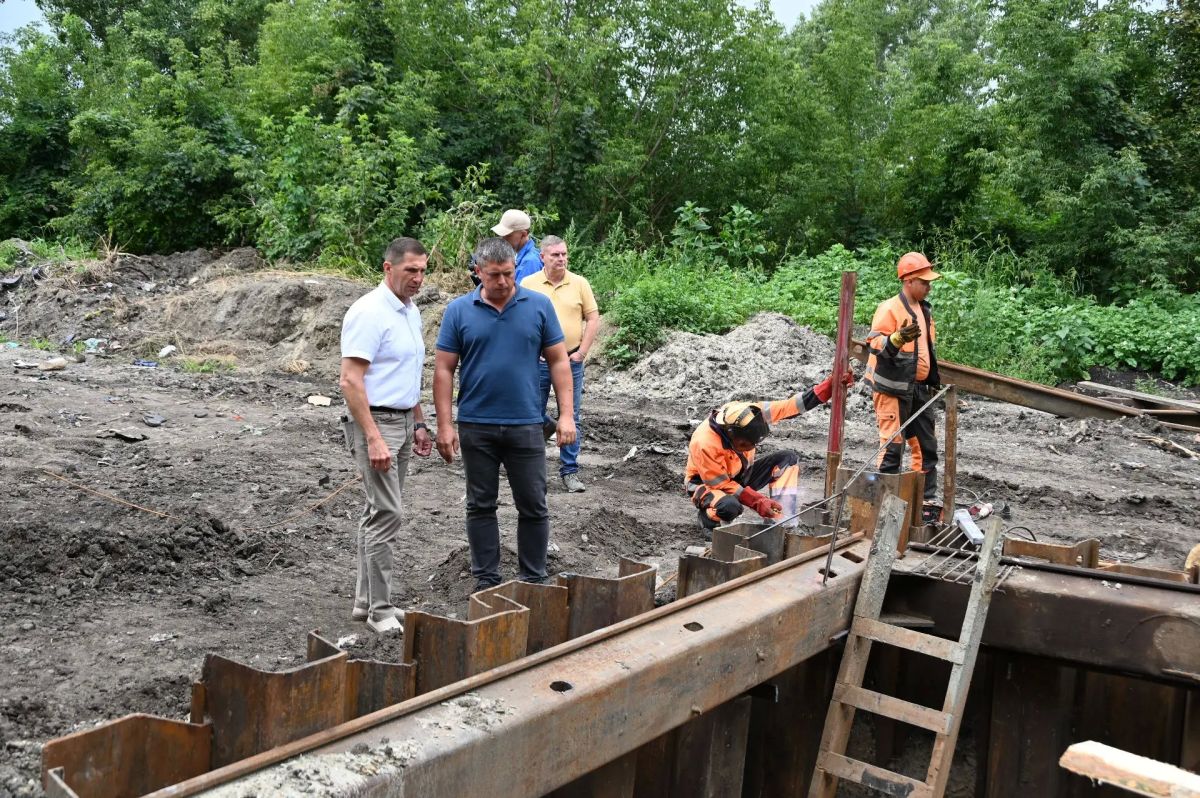 Олег Денисов: Прямо сейчас под землей идет работа, которая значительно повлияет на жизнь микрорайона ГПЗ-24 – обеспечит жителей и частного сектора, и многоквартирных домов с учетом новой застройки бесперебойным водоснабжением Олег Денисов: Прямо сейчас под землей идет работа, которая значительно повлияет на жизнь микрорайона ГПЗ-24 – обеспечит жителей и частного сектора, и многоквартирных домов с учетом новой застройки бесперебойным водоснабжением