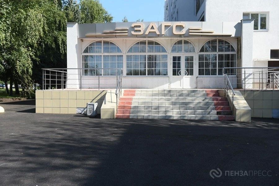 Губернатор Олег Мельниченко в четверг, 13 августа, проконтролировал работы по благоустройству двора, расположенного на улице Минской, 1 Губернатор Олег Мельниченко в четверг, 13 августа, проконтролировал работы по благоустройству двора, расположенного на улице Минской, 1