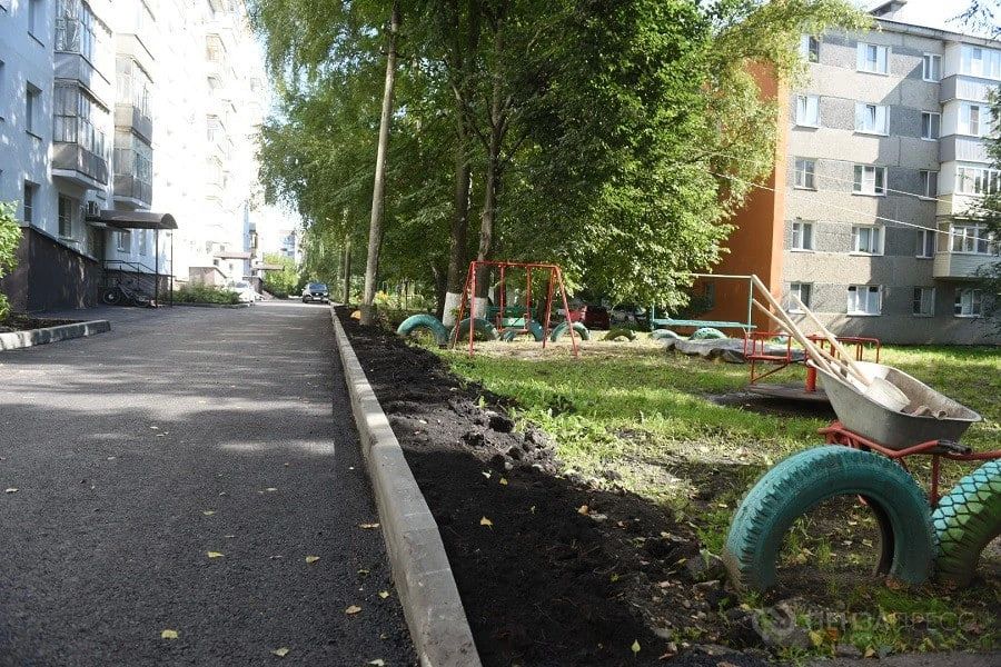 Губернатор Олег Мельниченко в четверг, 13 августа, проконтролировал работы по благоустройству двора, расположенного на улице Минской, 1 Губернатор Олег Мельниченко в четверг, 13 августа, проконтролировал работы по благоустройству двора, расположенного на улице Минской, 1