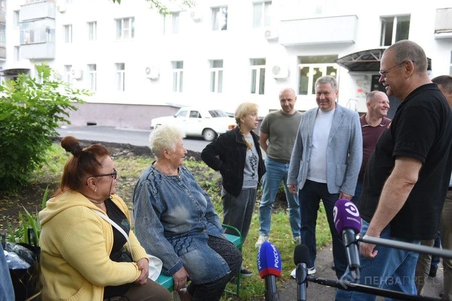 Губернатор Олег Мельниченко в четверг, 13 августа, проконтролировал работы по благоустройству двора, расположенного на улице Минской, 1 Губернатор Олег Мельниченко в четверг, 13 августа, проконтролировал работы по благоустройству двора, расположенного на улице Минской, 1