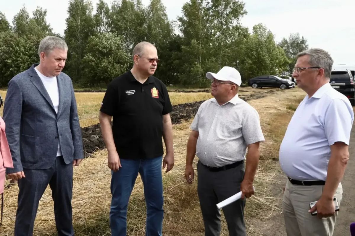 Олег Мельниченко: Накануне во время рабочей поездки застал коллектив хозяйства «Агросервис» за работой на полях Лопатинского района Олег Мельниченко: Накануне во время рабочей поездки застал коллектив хозяйства «Агросервис» за работой на полях Лопатинского района