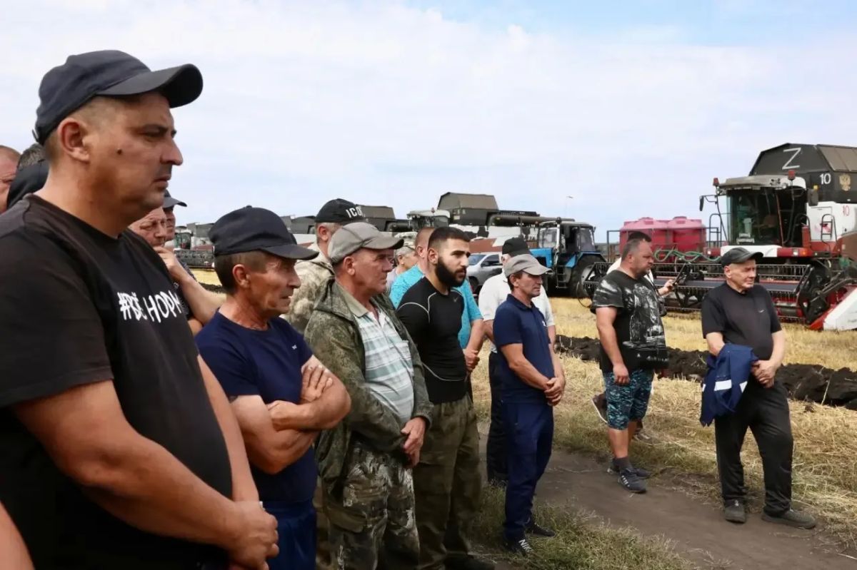 Олег Мельниченко: Накануне во время рабочей поездки застал коллектив хозяйства «Агросервис» за работой на полях Лопатинского района Олег Мельниченко: Накануне во время рабочей поездки застал коллектив хозяйства «Агросервис» за работой на полях Лопатинского района