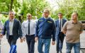 Губернатор Олег Мельниченко в понедельник, 17 августа, проконтролировал работы по благоустройству трех дворовых территорий у домов на улице Кирова, 67, 69 и 71