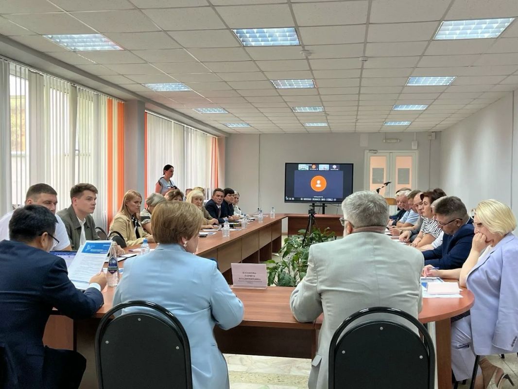 18 августа на базе Пензенского колледжа архитектуры и строительства состоялся круглый стол «Пути развития современного образования – взгляд из России и Китая» 18 августа на базе Пензенского колледжа архитектуры и строительства состоялся круглый стол «Пути развития современного образования – взгляд из России и Китая»