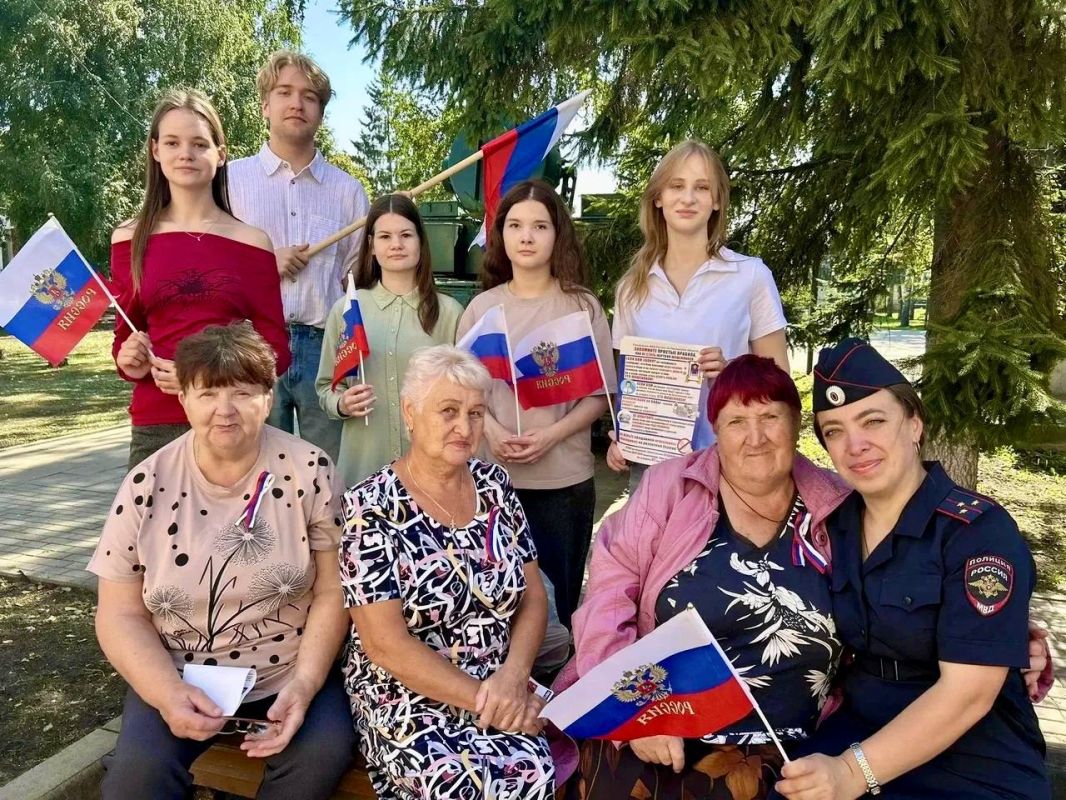 В Башмаковском районе прошла праздничнаяакцияко Дню Государственного флага Российской Федерации В Башмаковском районе прошла праздничнаяакцияко Дню Государственного флага Российской Федерации