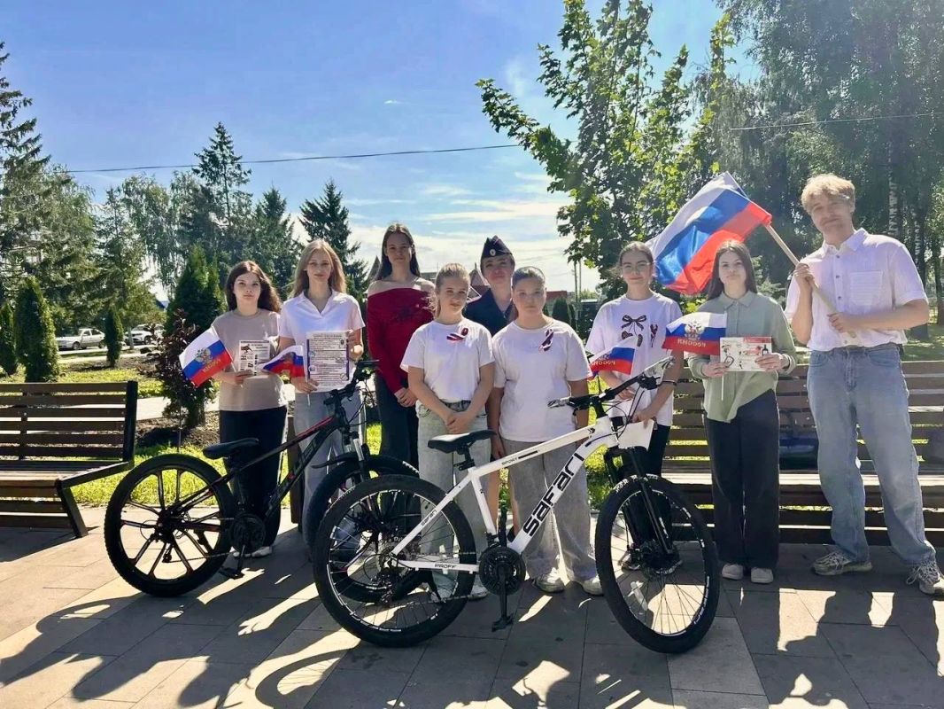 В Башмаковском районе прошла праздничнаяакцияко Дню Государственного флага Российской Федерации В Башмаковском районе прошла праздничнаяакцияко Дню Государственного флага Российской Федерации