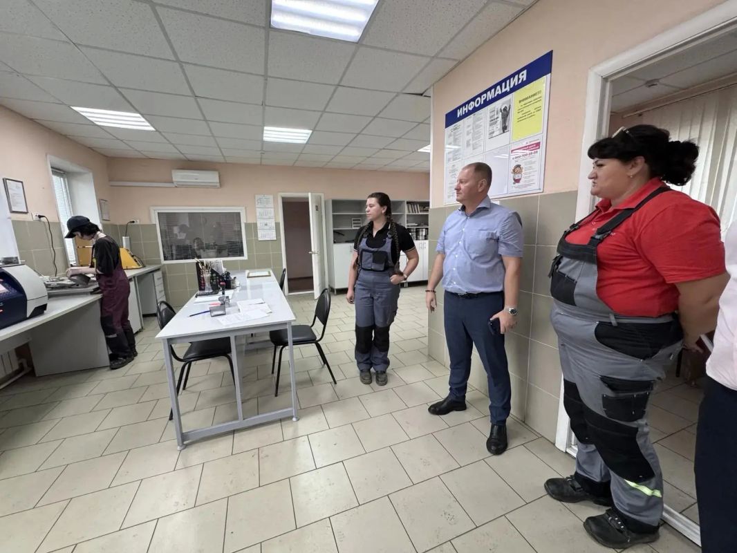 Иван Николаев ознакомился с деятельностью элеватора в Лунинском районе Иван Николаев ознакомился с деятельностью элеватора в Лунинском районе